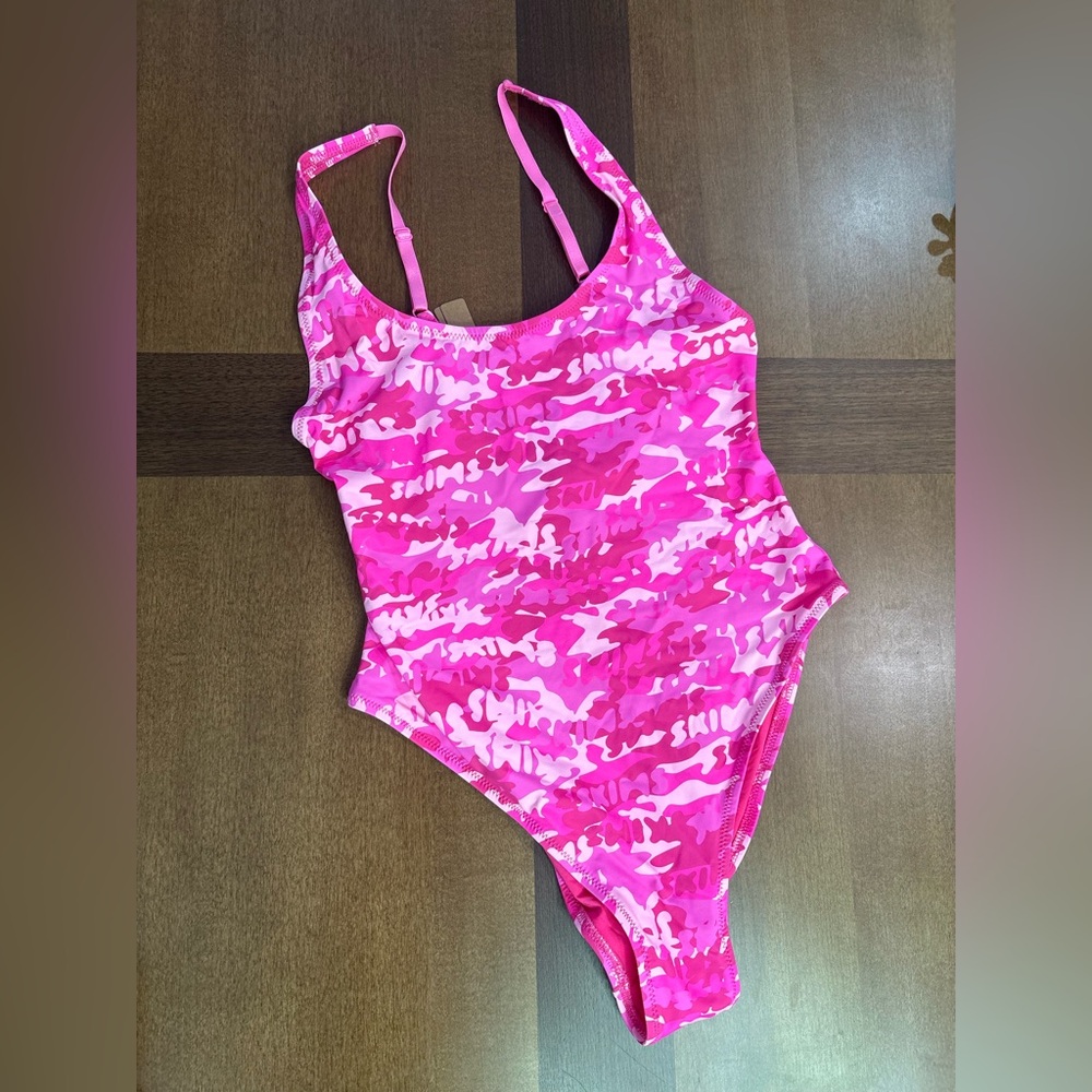 BRAND NEW SKIMS LOGO MONOGRAM Pink Camo Women's Swimsuit BATHINGSUIT ONE PIECE
